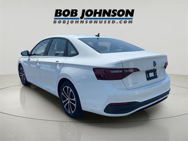 Photo of 2023 Pure White Volkswagen Jetta