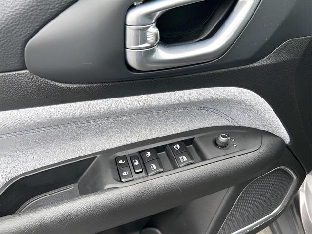 Photo of 2022 Granite Crystal Metallic Clearcoat Jeep Compass