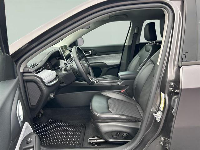 Photo of 2022 Granite Crystal Metallic Clearcoat Jeep Compass