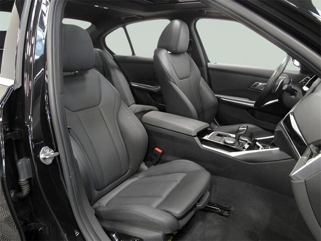 Photo of 2019 Jet Black BMW 330