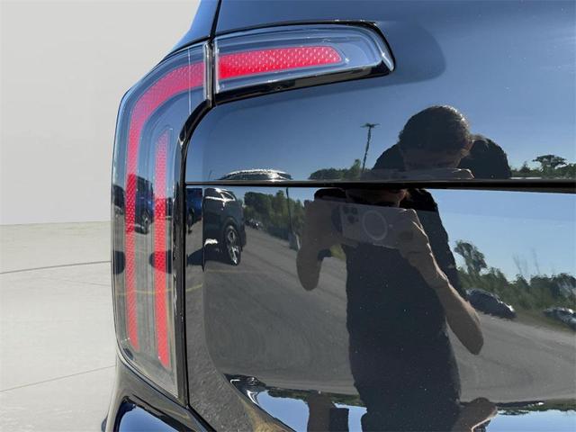 Photo of 2024 Ebony Black Kia Telluride