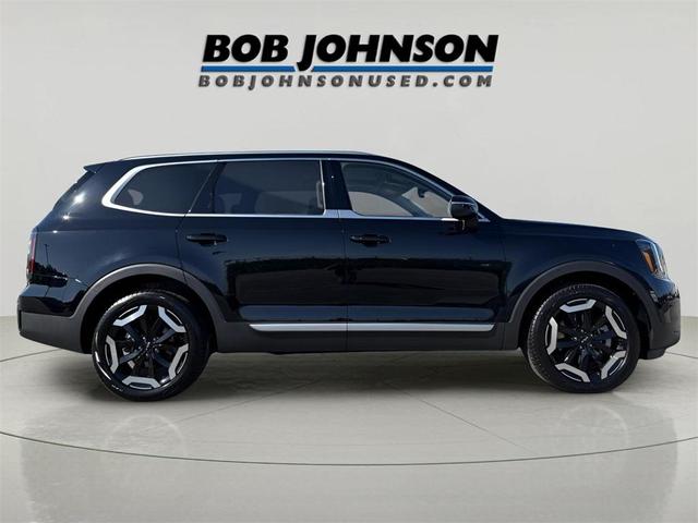 Photo of 2024 Ebony Black Kia Telluride