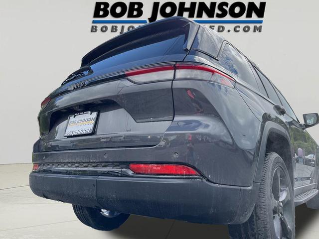 Photo of 2023 Baltic Gray Metallic Clearcoat Jeep Grand Cherokee