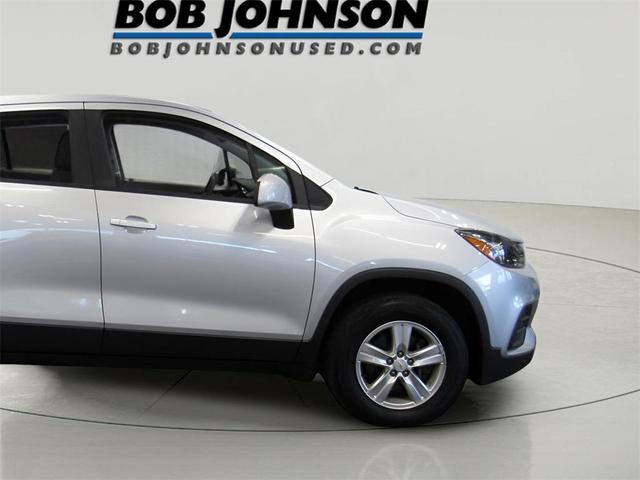Photo of 2022 Silver Ice Metallic Chevrolet Trax