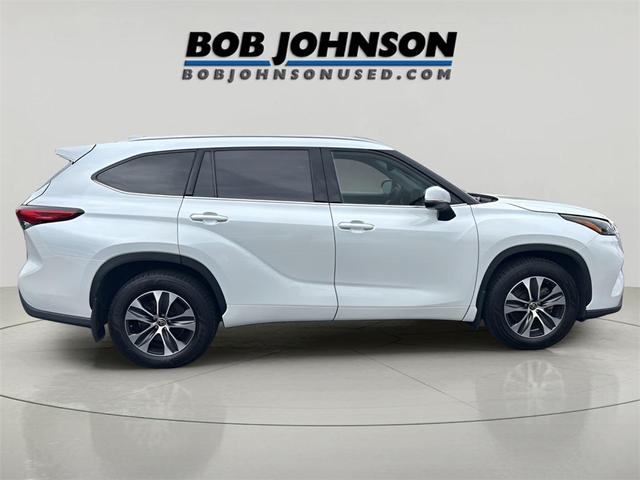 Photo of 2022 White Toyota Highlander