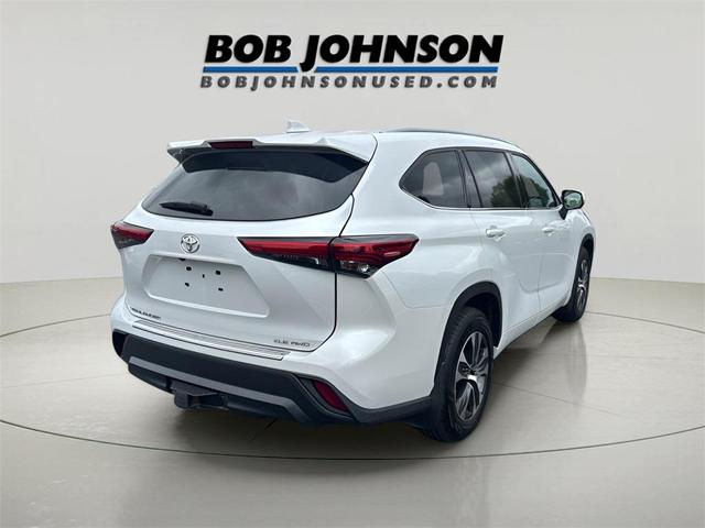 Photo of 2022 White Toyota Highlander
