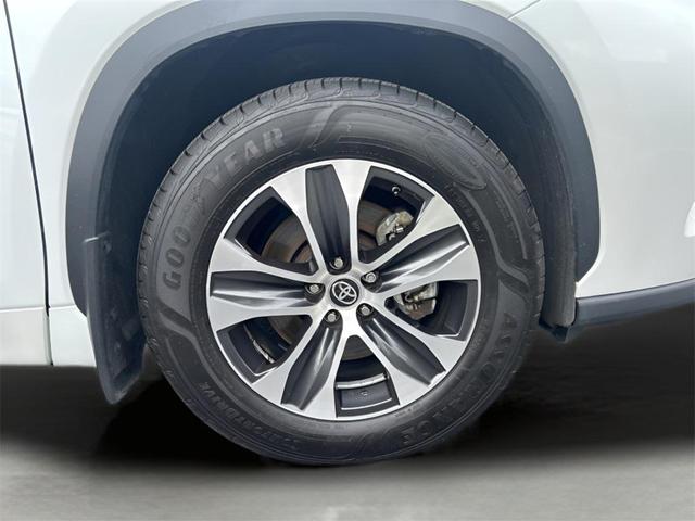 Photo of 2022 White Toyota Highlander