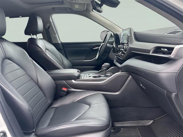 Photo of 2022 White Toyota Highlander