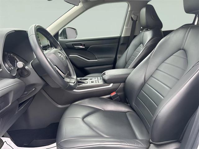 Photo of 2022 White Toyota Highlander
