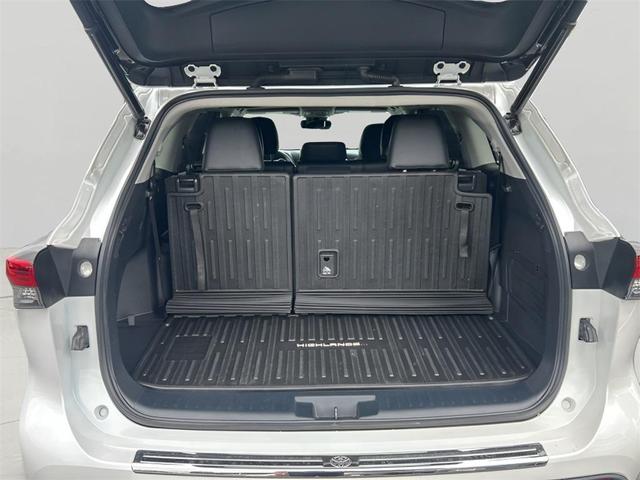 Photo of 2022 White Toyota Highlander