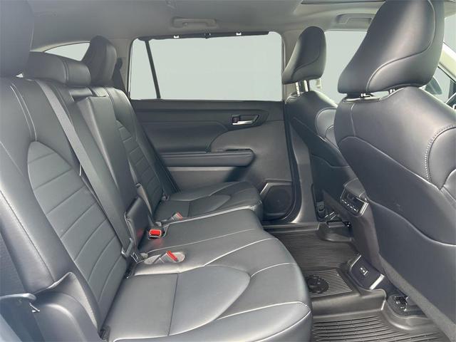 Photo of 2022 White Toyota Highlander