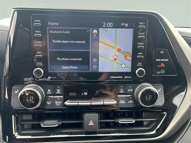 Photo of 2022 White Toyota Highlander