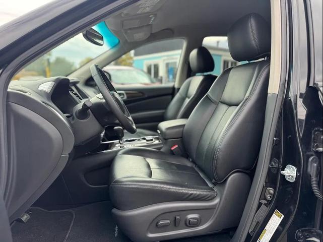 Photo of 2016 Magnetic Black Metallic Nissan Pathfinder