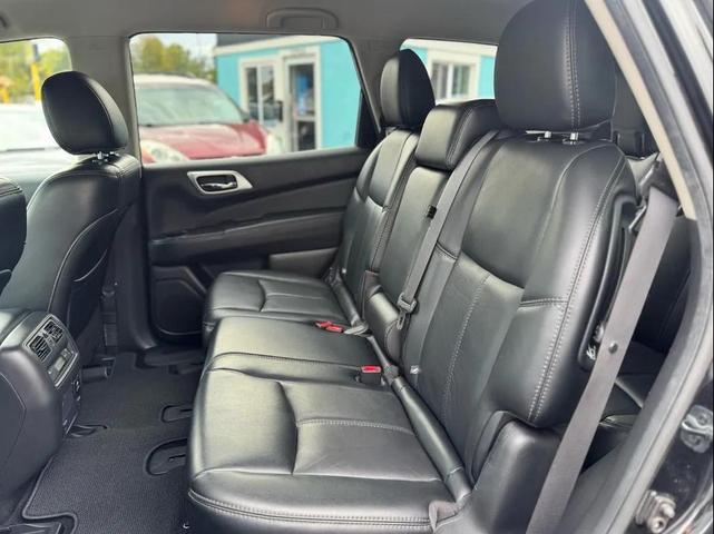 Photo of 2016 Magnetic Black Metallic Nissan Pathfinder