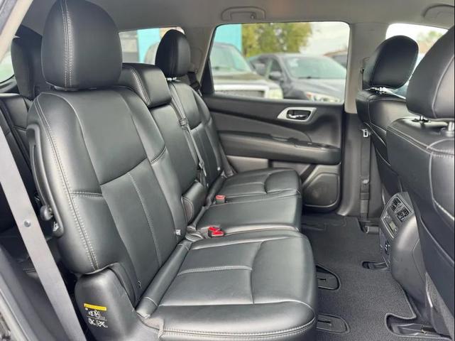 Photo of 2016 Magnetic Black Metallic Nissan Pathfinder