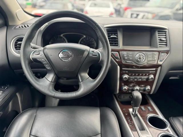 Photo of 2016 Magnetic Black Metallic Nissan Pathfinder