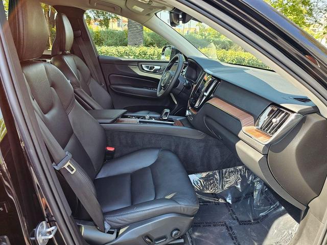 Photo of 2024 Onyx Black Metallic Volvo XC60