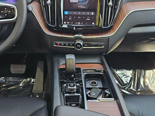 Photo of 2024 Onyx Black Metallic Volvo XC60