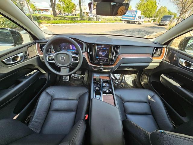 Photo of 2024 Onyx Black Metallic Volvo XC60