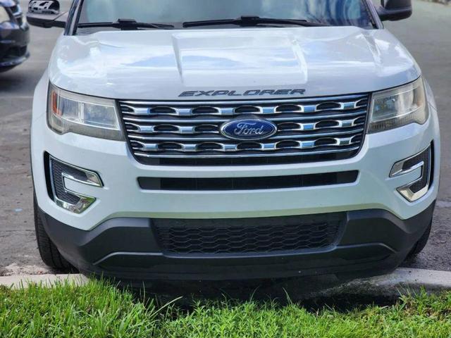 Photo of 2017 Ingot Silver Metallic Ford Explorer