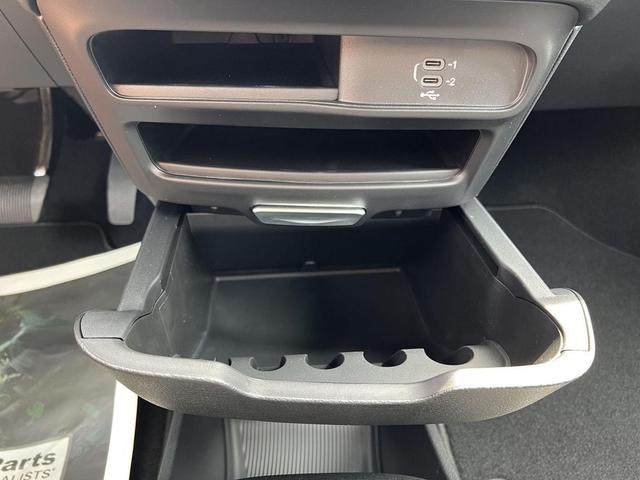 Photo of 2026 Bright White Clearcoat Chrysler Voyager