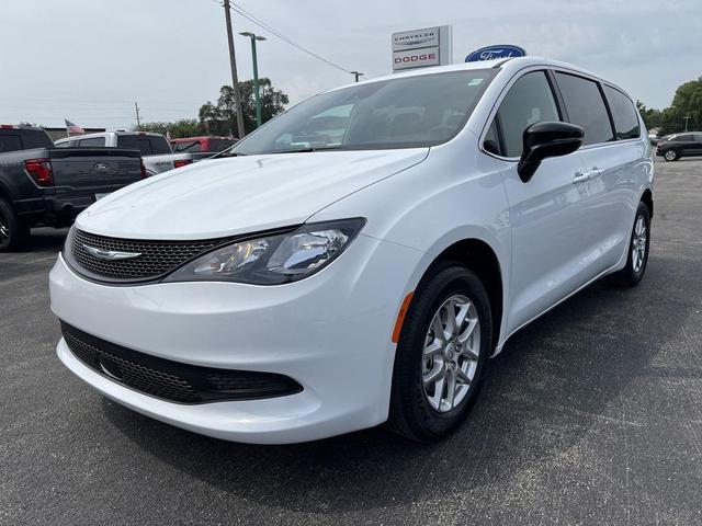Photo of 2026 Bright White Clearcoat Chrysler Voyager