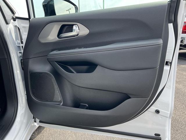 Photo of 2026 Bright White Clearcoat Chrysler Voyager