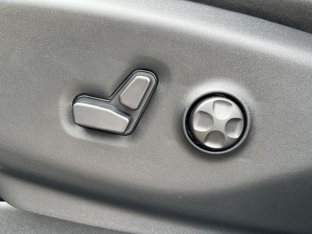 Photo of 2026 Bright White Clearcoat Chrysler Voyager