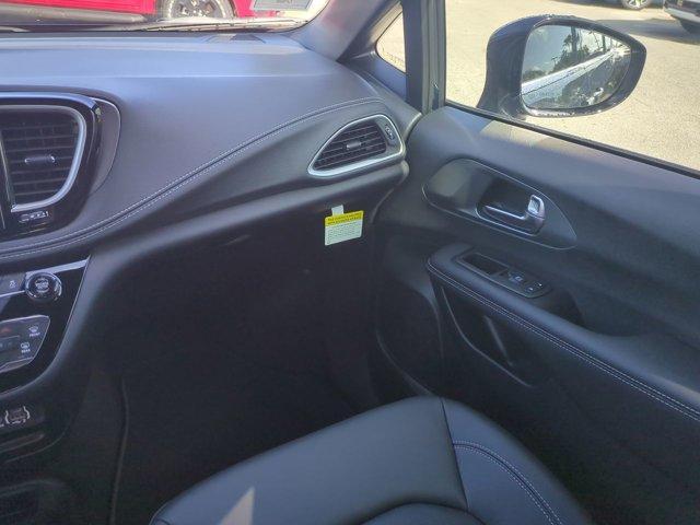 Photo of 2025 Fathom Blue Pearlcoat Chrysler Pacifica