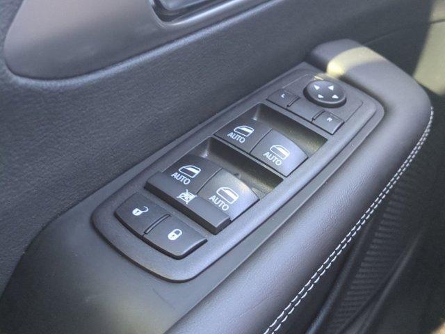 Photo of 2025 Fathom Blue Pearlcoat Chrysler Pacifica