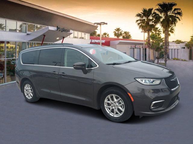Photo of 2022 Granite Crystal Clearcoat Metallic Chrysler Pacifica