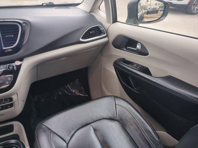 Photo of 2022 Granite Crystal Clearcoat Metallic Chrysler Pacifica
