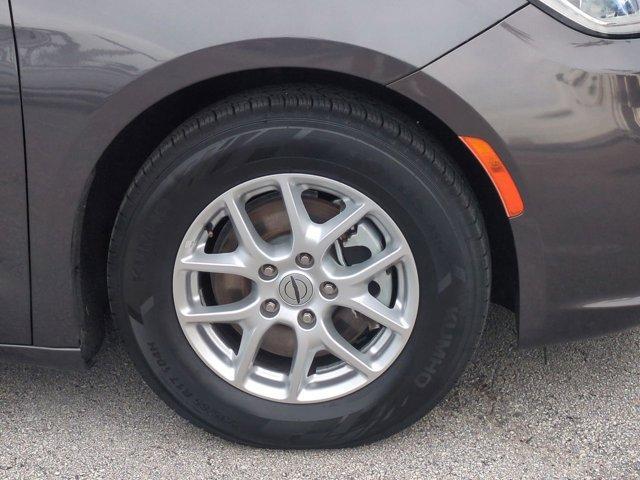 Photo of 2022 Granite Crystal Clearcoat Metallic Chrysler Pacifica