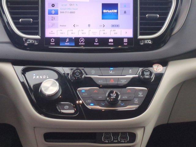 Photo of 2022 Granite Crystal Clearcoat Metallic Chrysler Pacifica