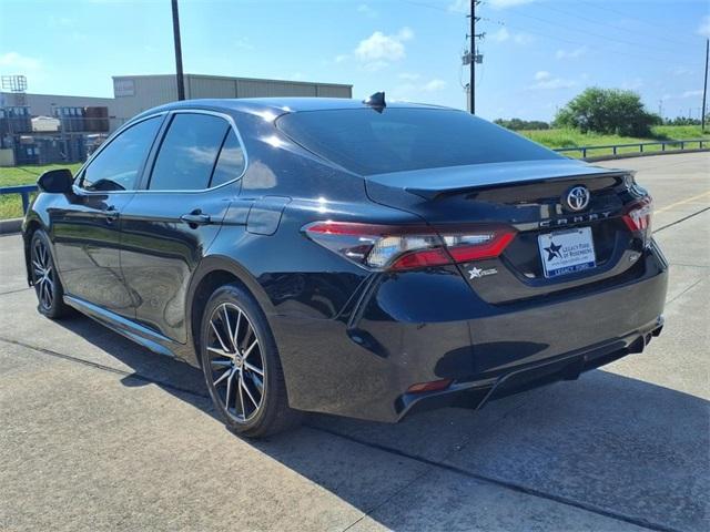 Photo of 2022 Midnight Black Metallic Toyota Camry