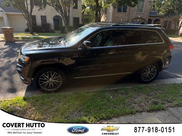 Photo of 2017 Diamond Black Crystal Pearlcoat Jeep Grand Cherokee