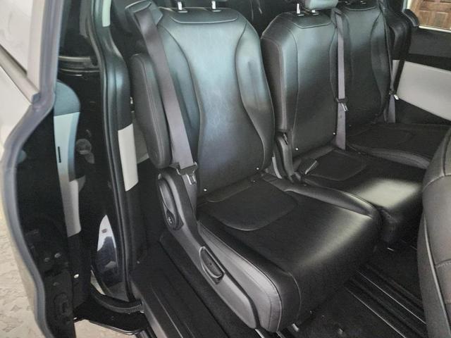 Photo of 2024 Aurora Black Pearl Kia Carnival