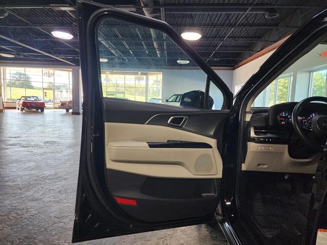 Photo of 2024 Aurora Black Pearl Kia Carnival