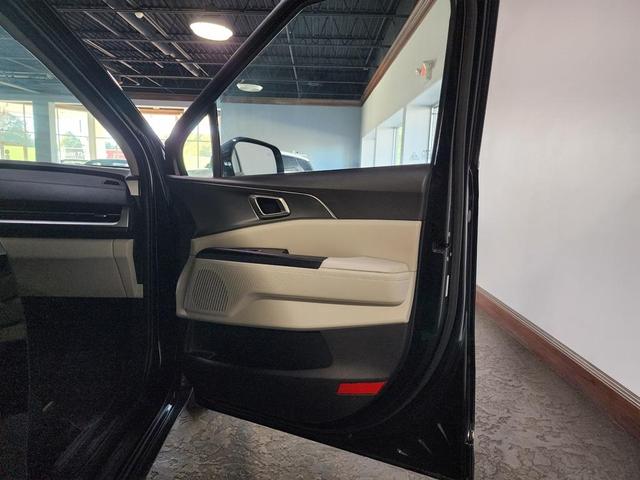 Photo of 2024 Aurora Black Pearl Kia Carnival