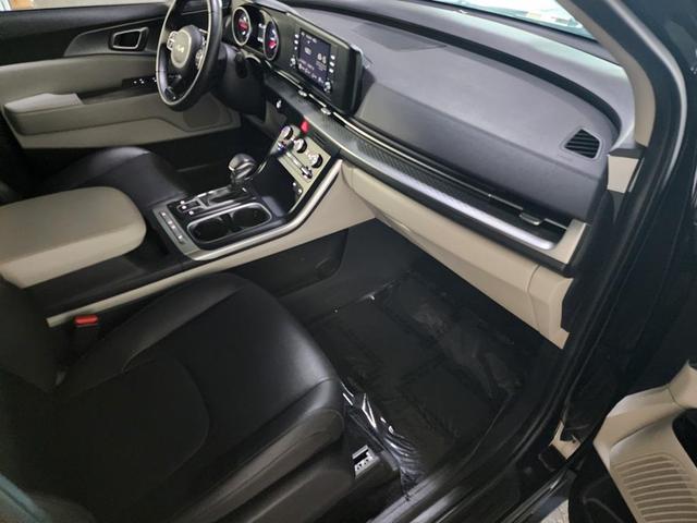 Photo of 2024 Aurora Black Pearl Kia Carnival