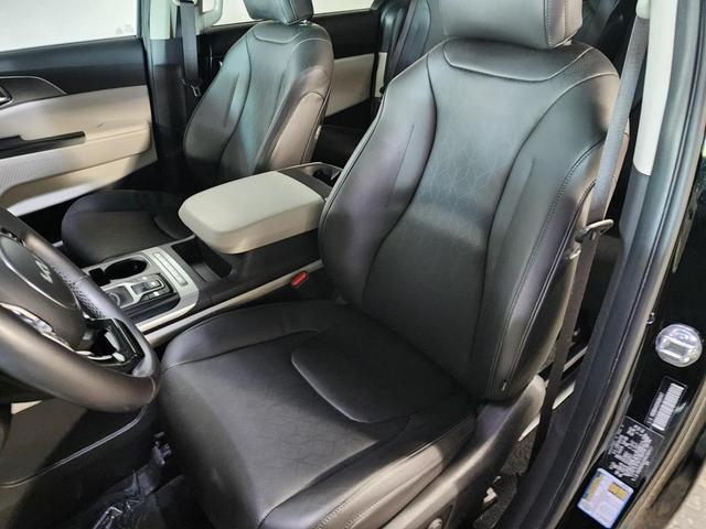 Photo of 2024 Aurora Black Pearl Kia Carnival