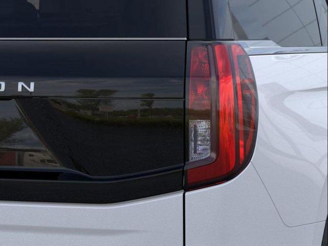 Photo of 2025 Star White Metallic Tri-Coat Ford Expedition