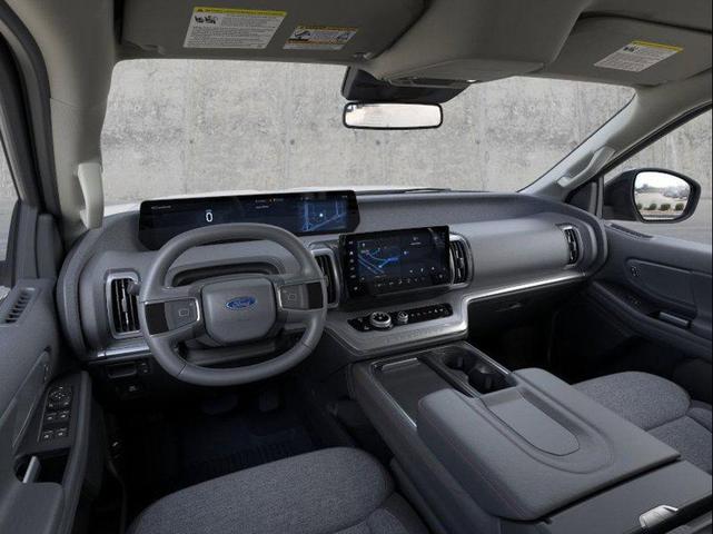 Photo of 2025 Star White Metallic Tri-Coat Ford Expedition