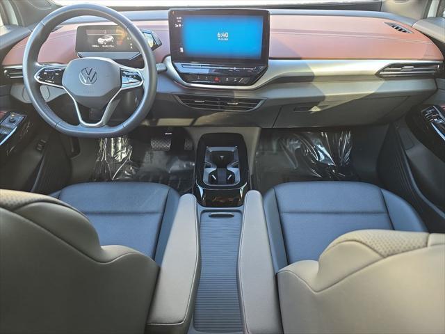 Photo of 2021 Glacier White Metallic/Black Roof Volkswagen ID.4