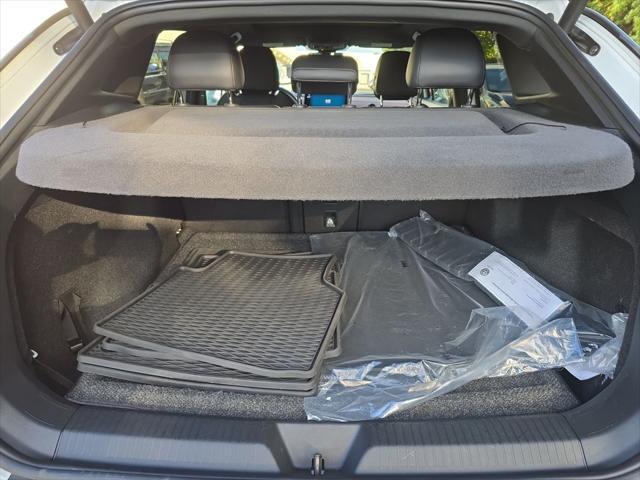 Photo of 2021 Glacier White Metallic/Black Roof Volkswagen ID.4