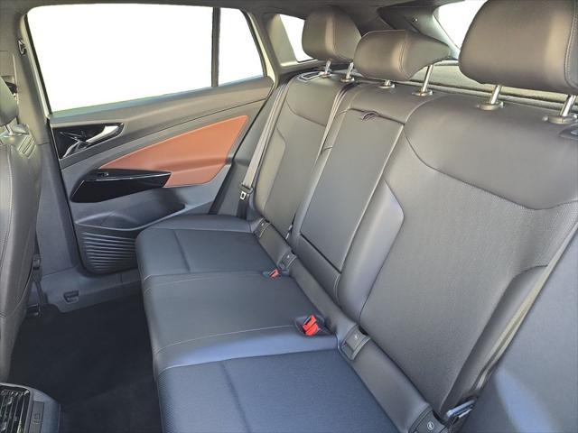 Photo of 2021 Glacier White Metallic/Black Roof Volkswagen ID.4
