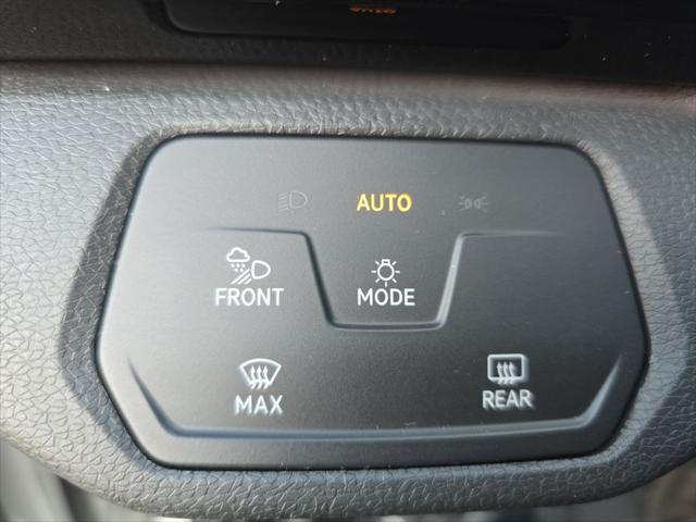 Photo of 2021 Glacier White Metallic/Black Roof Volkswagen ID.4