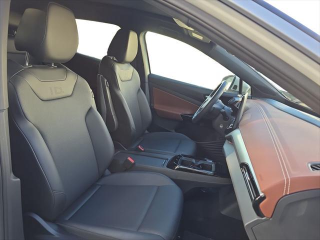 Photo of 2021 Glacier White Metallic/Black Roof Volkswagen ID.4