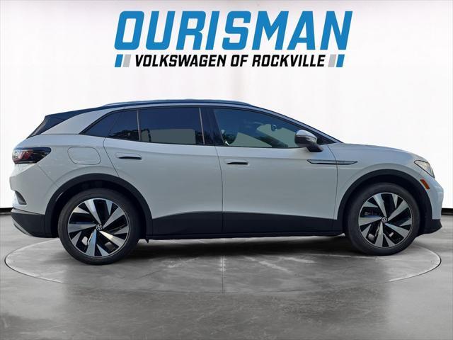 Photo of 2021 Glacier White Metallic/Black Roof Volkswagen ID.4