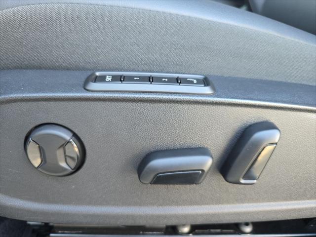 Photo of 2021 Glacier White Metallic/Black Roof Volkswagen ID.4